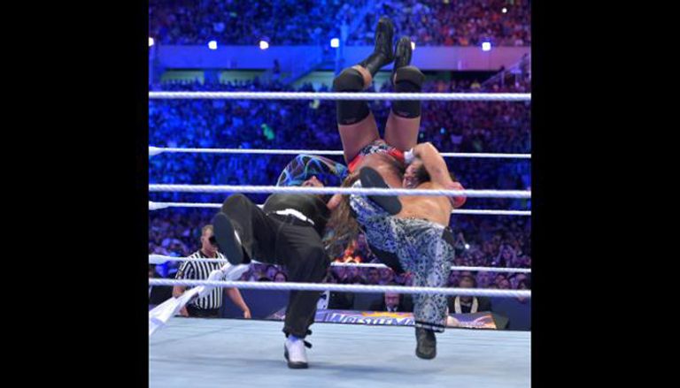 فريق ذا هاردي بويز يحمل حزام بطولة رو للتاج تيم