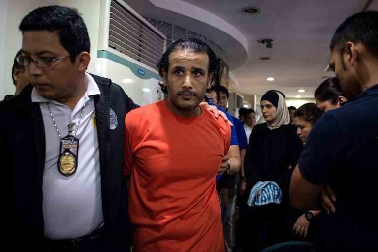 الزوجان المتهمان في قبضة الشرطة