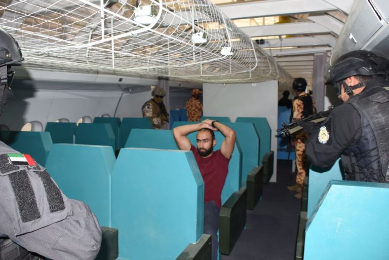 اقتحام الطائرة من الداخل لإنقاذ الرهائن