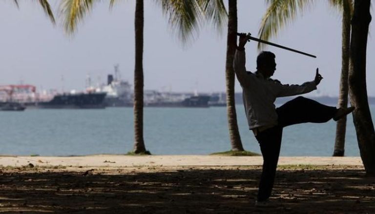 رجل يمارس رياضة التاي تشي في سنغافورة