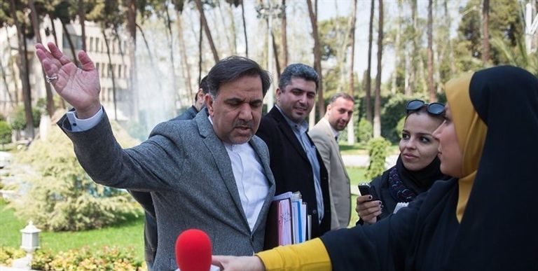 وزير الطرق الإيراني يصرخ في وجه صحفية