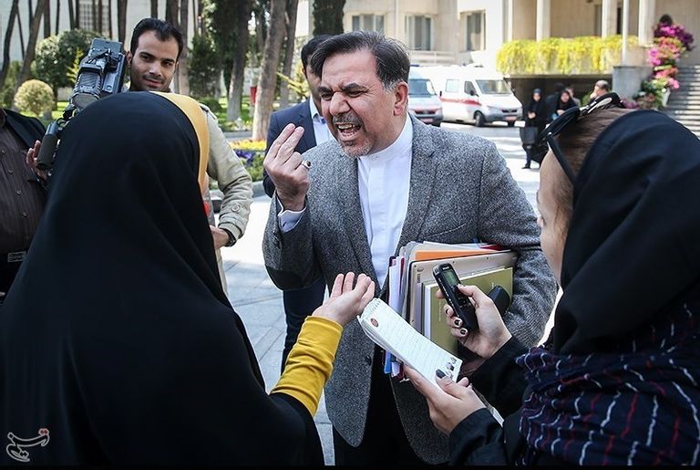 وزير الطرق الإيراني يصرخ في وجه صحفية