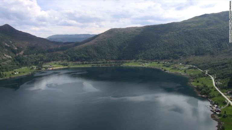 النفق يخترق شبه جزيرة من الصخور الصلبة