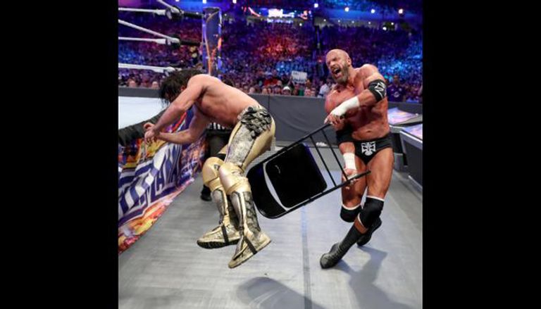 سيث رولينز يوجه ضربة طائرة إلى تربل إتش