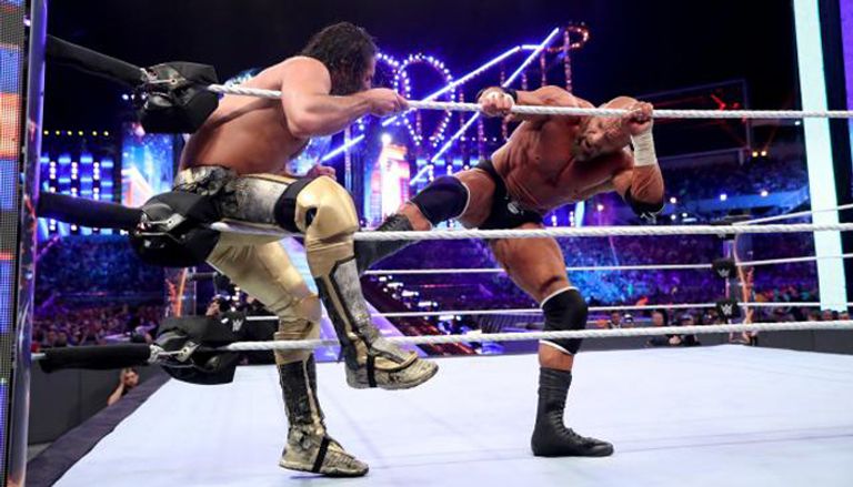 سيث رولينز يوجه ضربة طائرة إلى تربل إتش