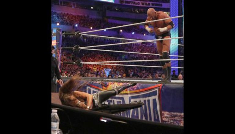 سيث رولينز يوجه ضربة طائرة إلى تربل إتش