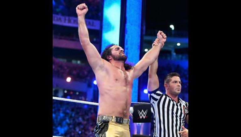 سيث رولينز يوجه ضربة طائرة إلى تربل إتش