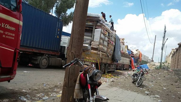 جانب من الشاحنات المتراصّة أمام المنافذ