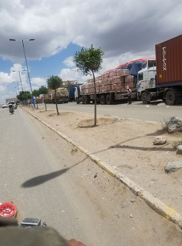 جانب من الشاحنات المتراصّة أمام المنافذ