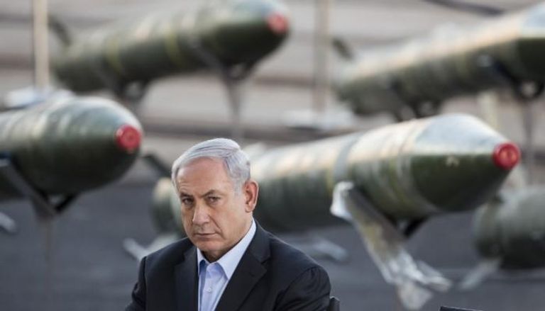 رئيس الوزراء الإسرائيلي أمام صواريخ إسرائيلية (الفرنسية)