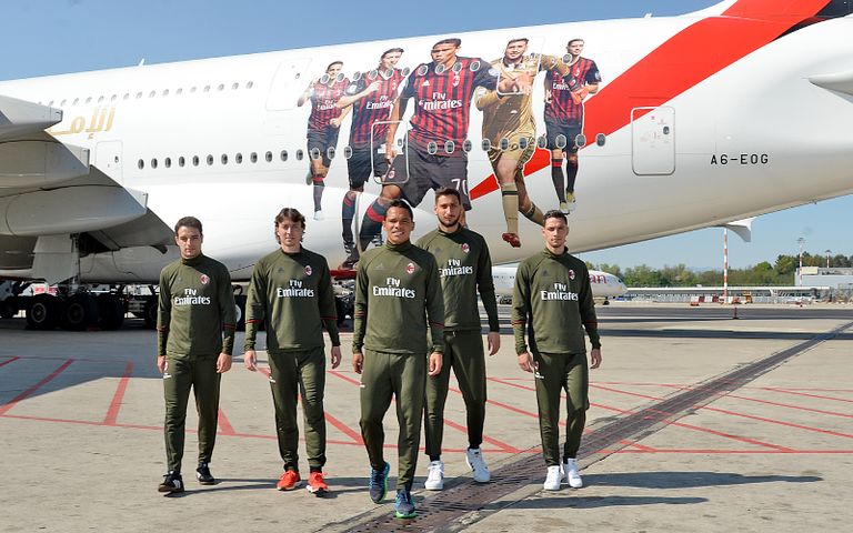 ملصق ضخم للاعبي "إيه سي ميلان" على طيران الإمارات