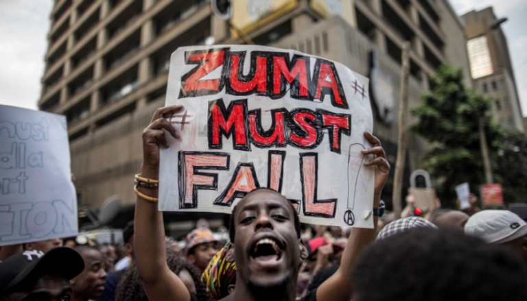 لافتة تطالب برحيل زوما من احتجاجات سابقة في 2015 (الفرنسية)