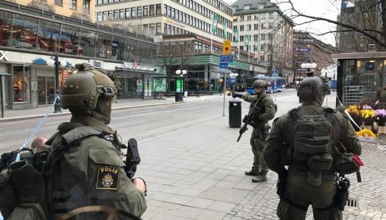 الشرطة السويدية تنتشر فى الشارع 