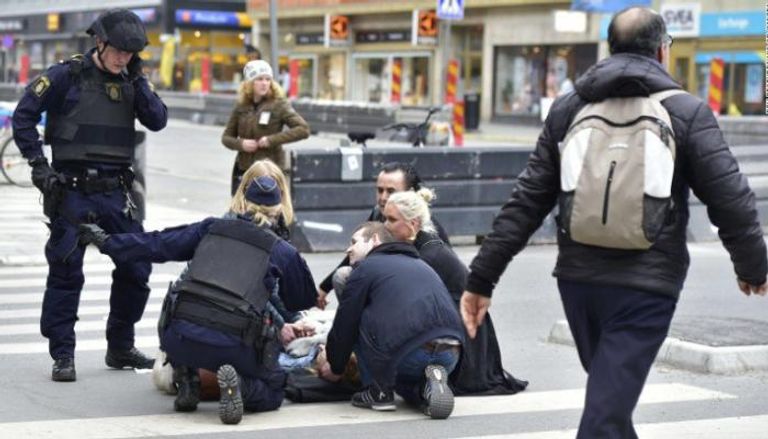 صورة لرجال الشرطة السويدية يحاولون إنقاذ جريح عقب الهجوم