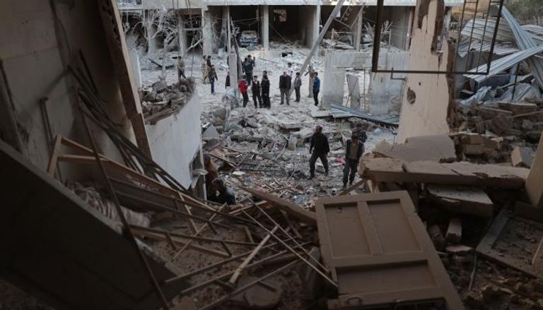 الدمار الناجم عن غارة للجيش السوري على الدوما