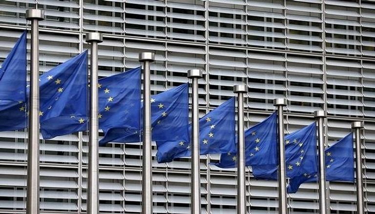 أعلام الاتحاد الأوروبي أمام مقر المفوضية الأوروبية في بروكسل