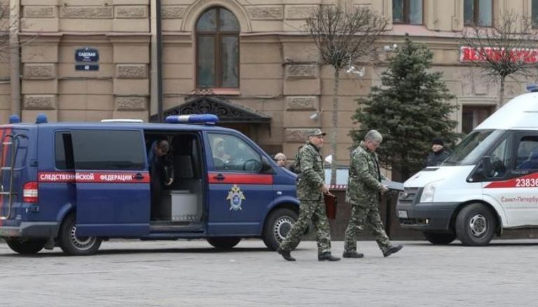 الشرطة الروسية في موقع هجوم بطرسبرج (رويترز)
