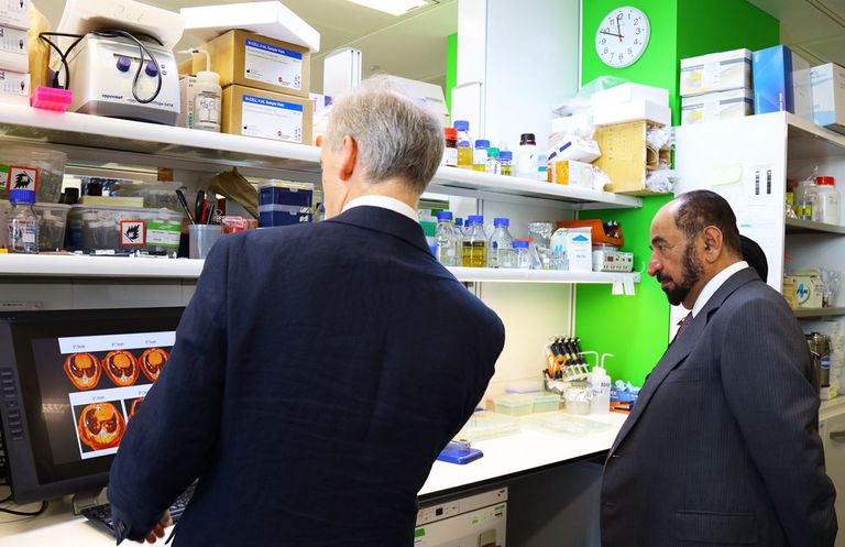 حاكم الشارقة خلال افتتاح مختبر الشارقة