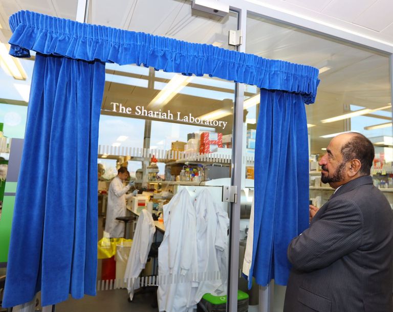 حاكم الشارقة خلال افتتاح مختبر الشارقة