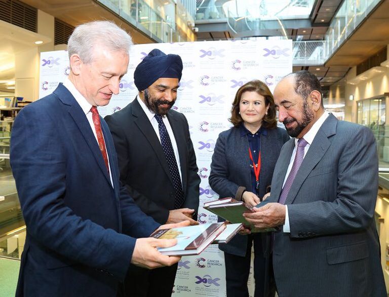 حاكم الشارقة خلال افتتاح مختبر الشارقة