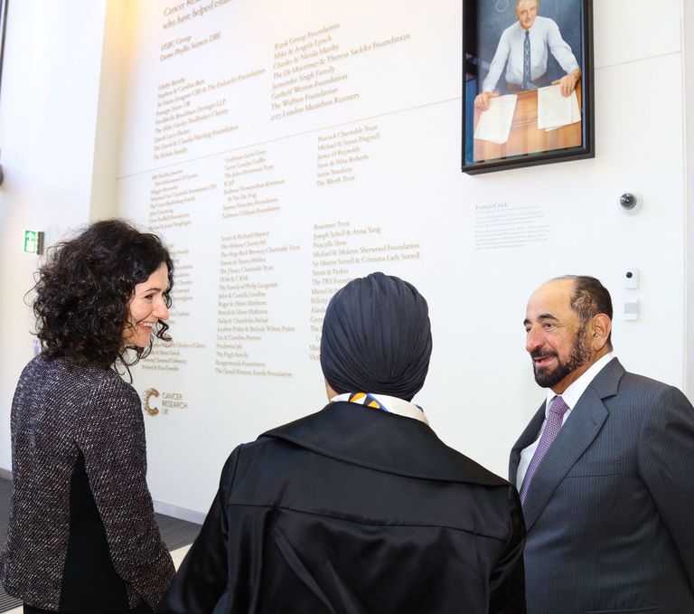 حاكم الشارقة خلال افتتاح مختبر الشارقة