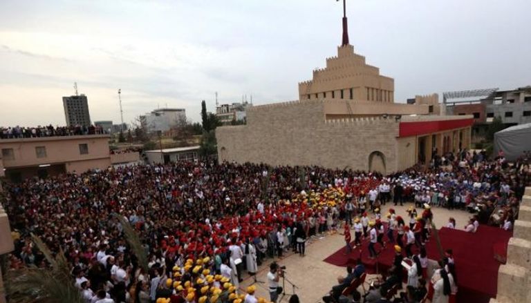 عراقيون يحتفلون في كنيسة بأربيل (الفرنسية)
