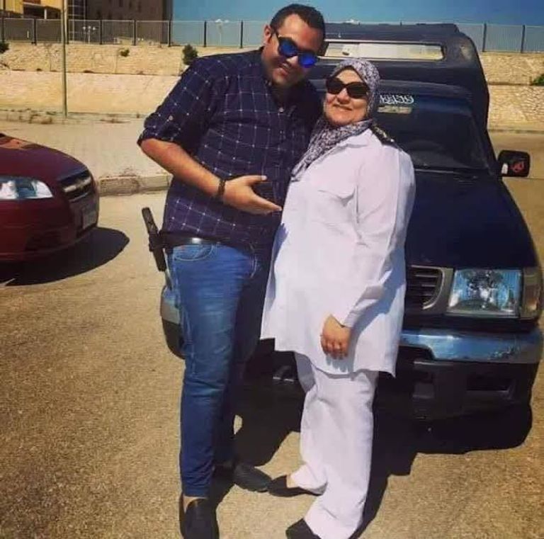 العميدة مع أحد أفراد عائلتها العميدة نجوى الحجار