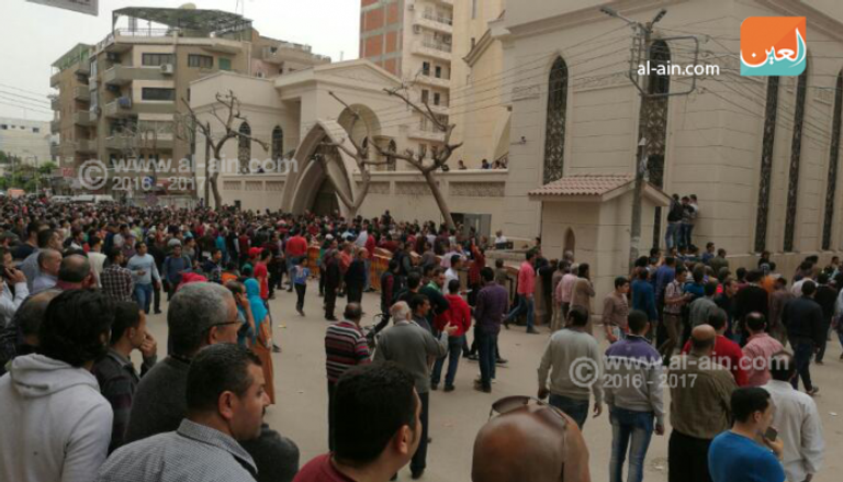 أمام كنيسة مار جرجس في طنطا بمصر عقب الهجوم