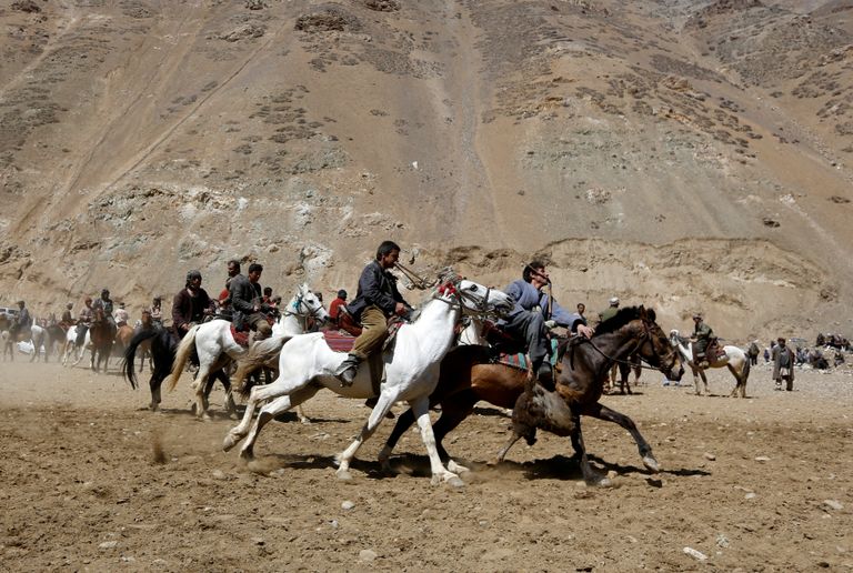 بالصور بزكاشي لعبة أفغانستان المستمرة رغم الحرب