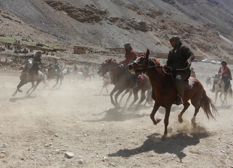 بالصور بزكاشي لعبة أفغانستان المستمرة رغم الحرب
