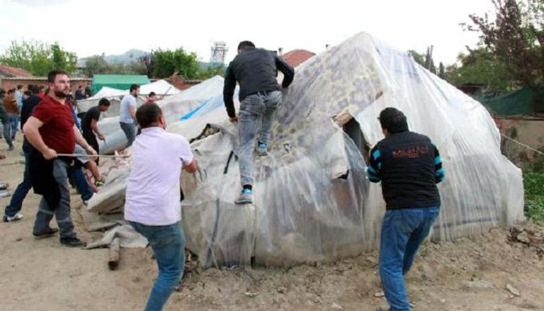 أتراك يهاجمون مخيمات اللاجئين السوريين