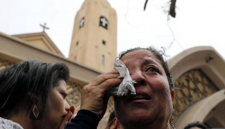 سيدة تبكى ضحايا الحادث الإرهابي بالإسكندرية