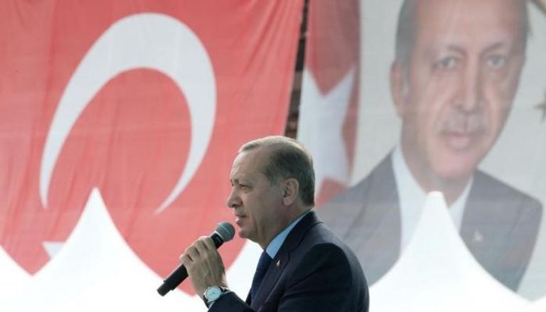 الرئيس التركي رجب طيب أردوغان يتحدث أمام مؤيديه