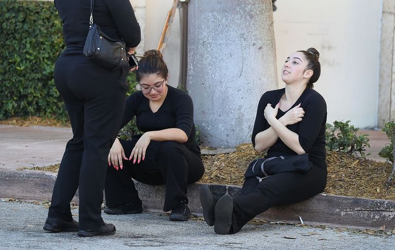 أمريكيون خارج المركز التجاري بعد إطلاق النار