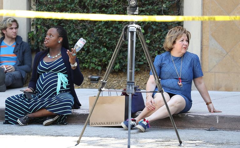 أمريكيون خارج المركز التجاري بعد إطلاق النار