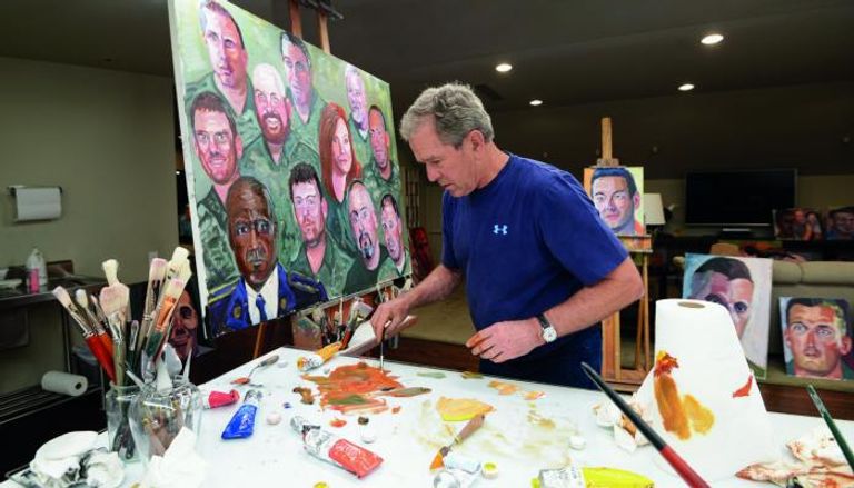 جورج بوش يمارس الفن التشكيلي بعد مغادرة البيت الأبيض