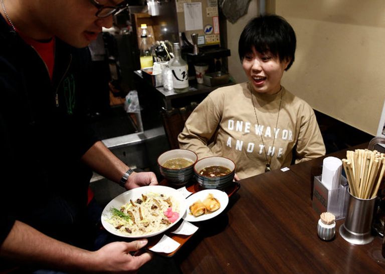 طهي الديدان بالخضروات قبل استخدامها لصنع لفائف الربيع