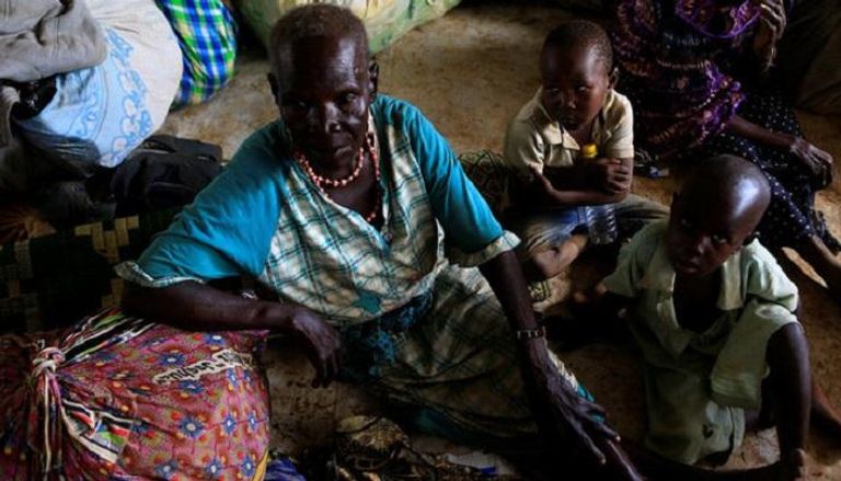امرأة مسنة نازحة بسبب القتال في جنوب السودان 