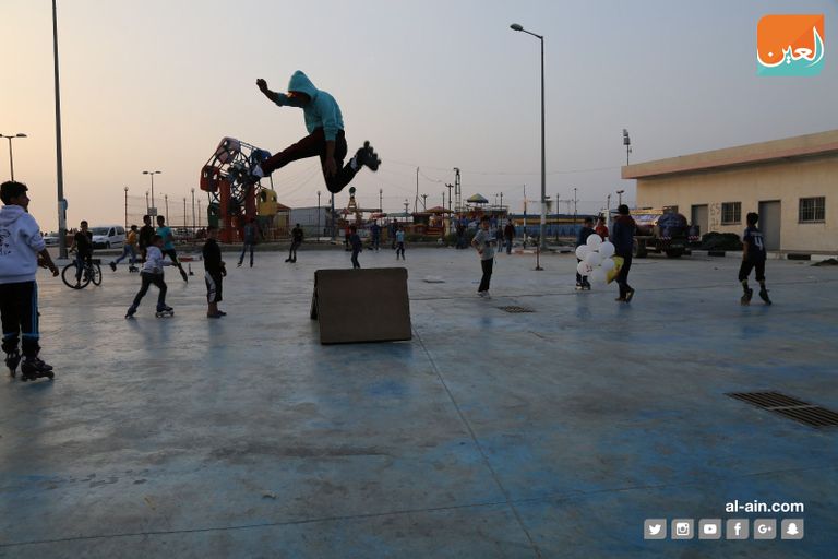 شباب في غزة يمارسون التزلج بـ