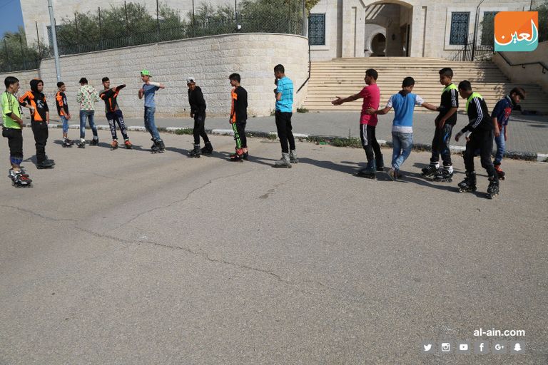 شباب في غزة يمارسون التزلج بـ