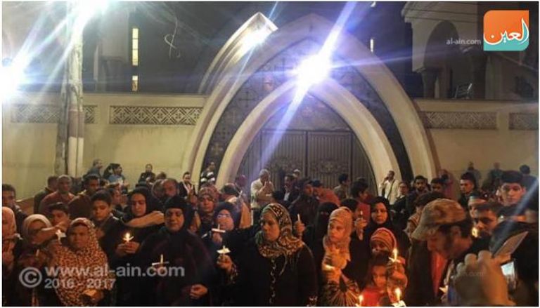 مسلمون يتجمعون بالشموع أمام كنيسة طنطا