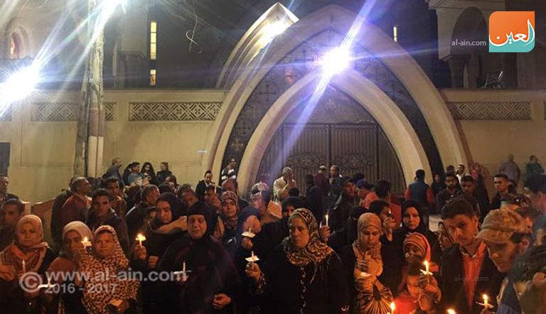 مسلمون يتجمعون بالشموع أمام كنيسة طنطا