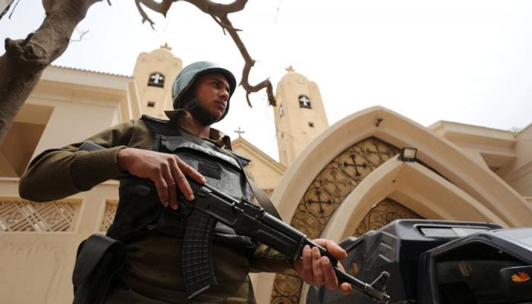 جندي مصري أمام أحد الكنائس