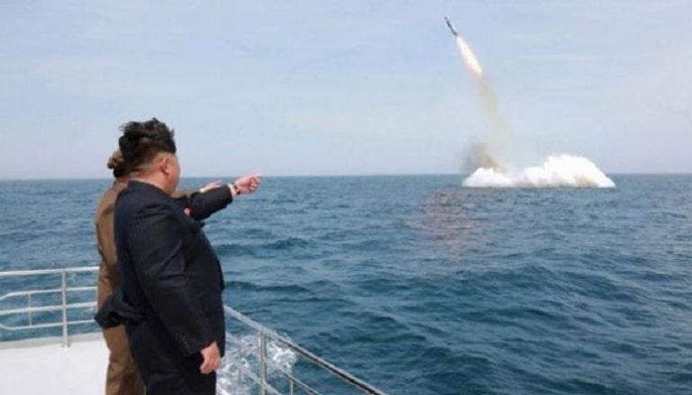 زعيم كوريا الشمالية خلال تجربة صاروخية سابقة