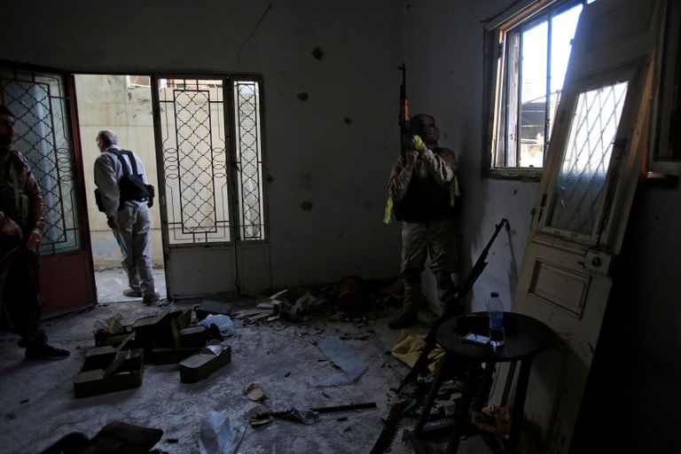 اشتباكات دائرة لليوم الرابع على التوالي في مخيم عين الحلوة الفلسطيني