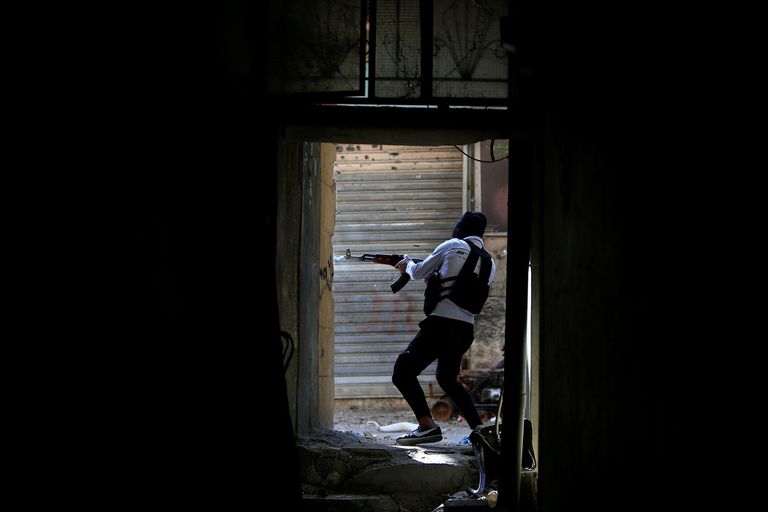 اشتباكات دائرة لليوم الرابع على التوالي في مخيم عين الحلوة الفلسطيني