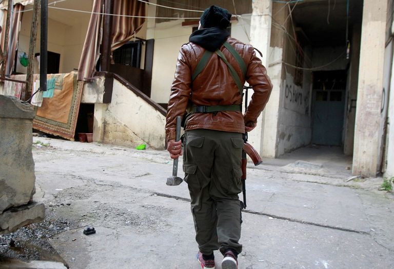 اشتباكات دائرة لليوم الرابع على التوالي في مخيم عين الحلوة الفلسطيني