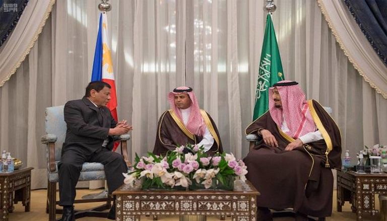 العاهل السعودي برفقة الرئيس الفلبيني 