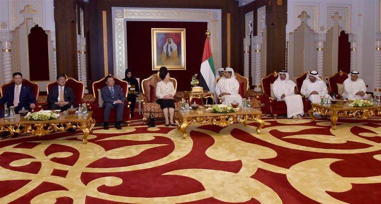 منصور بن زايد آل نهيان برفقة عضوة المكتب السياسي للحزب الشيوعي الصيني