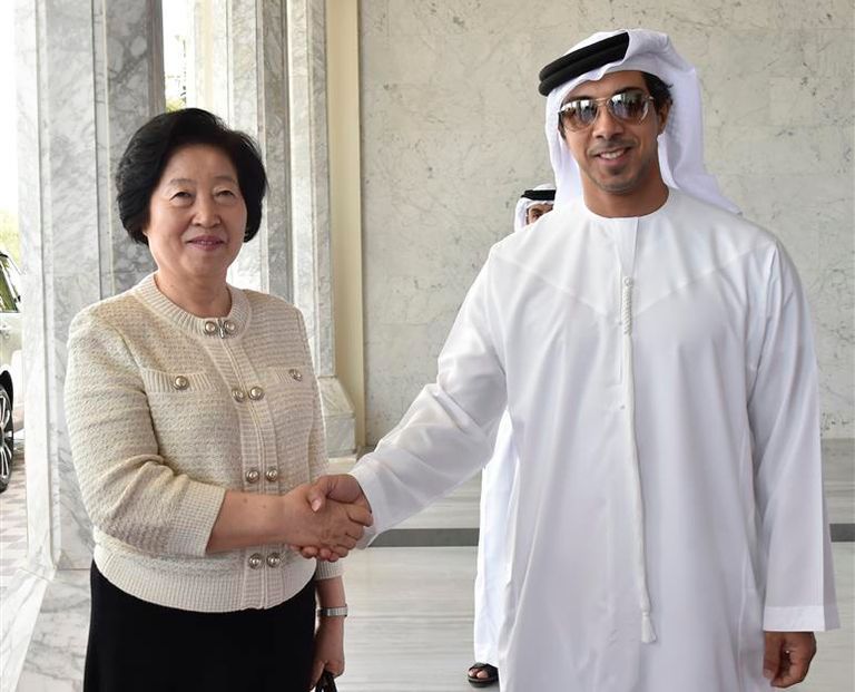 منصور بن زايد آل نهيان برفقة عضوة المكتب السياسي للحزب الشيوعي الصيني